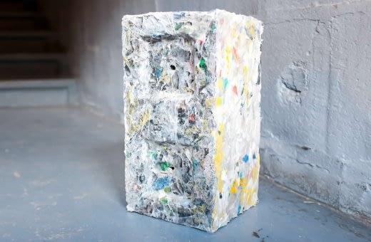 Empresa cria ‘’tijolos’’ sustentáveis feitos com plásticos retirados do oceano